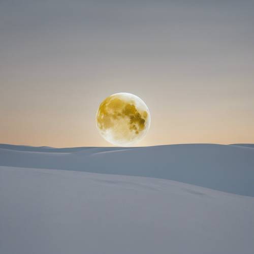 قمر مكتمل مشع يلقي توهجًا أصفر رقيقًا فوق صحراء بيضاء هادئة.