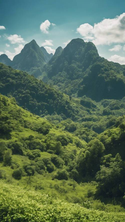 湛蓝的天空下，翠绿的山脉，一片宁静的景象。