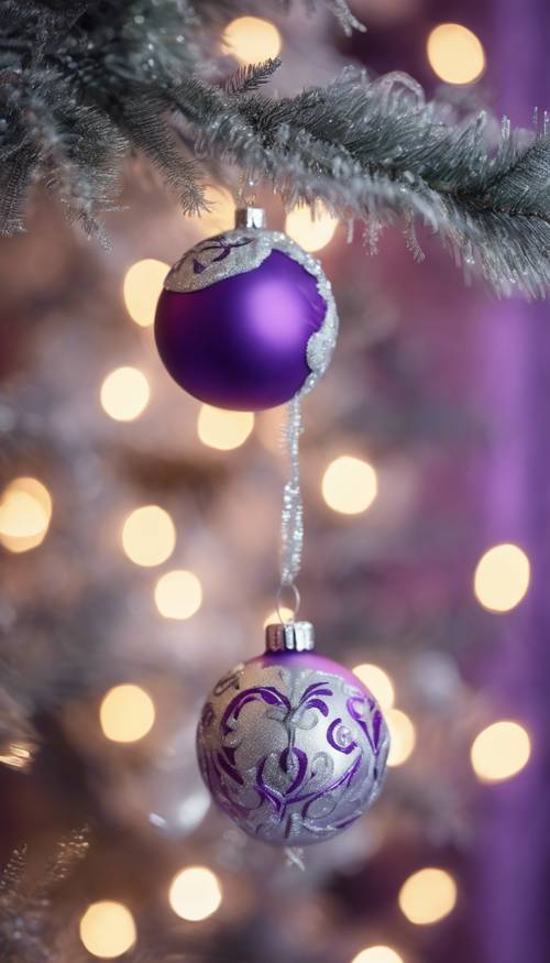Um enfeite festivo roxo e prateado pendurado em uma árvore de Natal fosca.