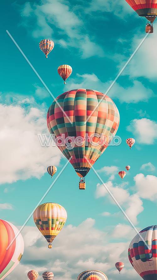 Bunte Heißluftballons am Himmel