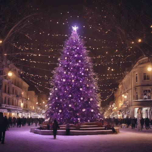 번화한 마을 광장 중앙에 보라색 조명과 장식품으로 빛나는 대형 크리스마스 트리가 있습니다.