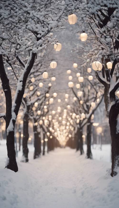 Un pintoresco camino arbolado cubierto de nieve fresca con linternas encendidas colgadas en cada árbol en la víspera de Año Nuevo.