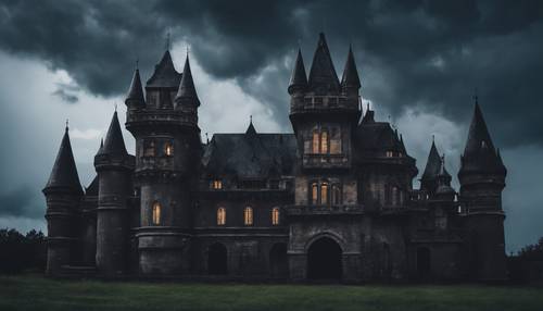 Czarny betonowy zamek w stylu gotyckim, stojący majestatycznie pod pochmurnym nocnym niebem.