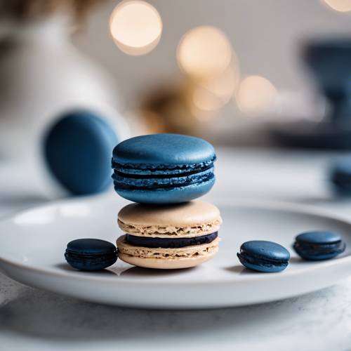 Macaron biru tua tunggal di atas piring porselen putih