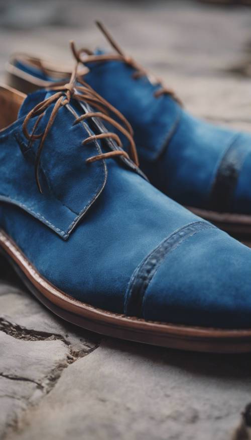 Close-up sepatu suede biru dalam desain yang funky.