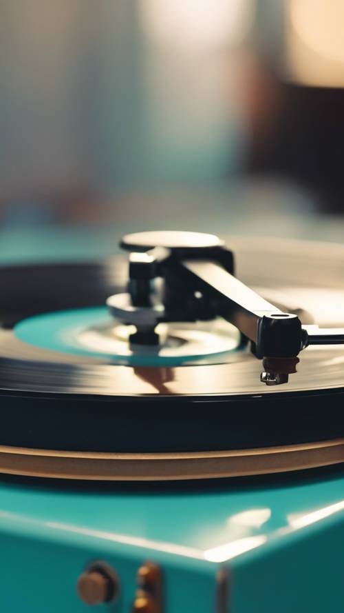 Eine Nahaufnahme eines türkisfarbenen Retro-Plattenspielers mit einer sich drehenden Vinyl-Schallplatte