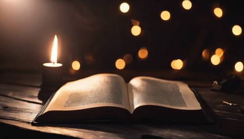 Un libro rivestito in pelle nera su un tavolo di legno scuro, la luce delle candele che proietta lunghe ombre.
