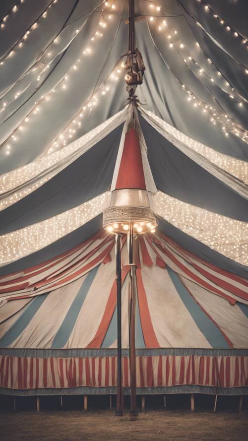 Una antigua carpa de circo de color gris claro preparada para una feria temática vintage.