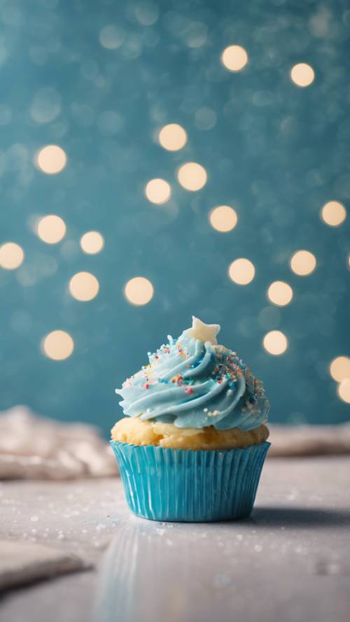A close-up of a vanilla cupcake with blue frosting and sparkling sprinkles. Tapet [033cea1ca33a4047bef5]