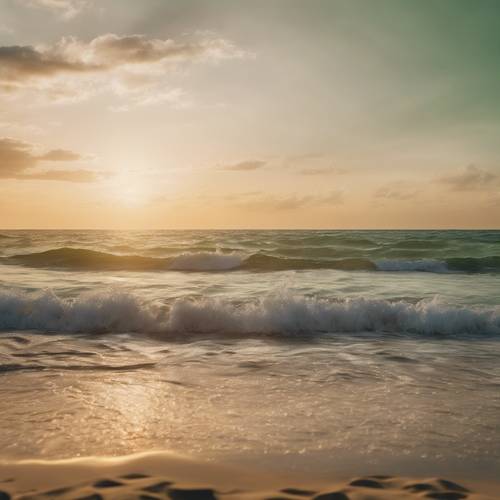 Uma bela cena de uma praia de areia bege com suaves ondas verdes chegando ao pôr do sol.