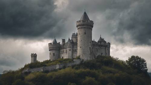 Una robusta torre del castello grigio chiaro, che si erge alta contro un drammatico cielo tempestoso.