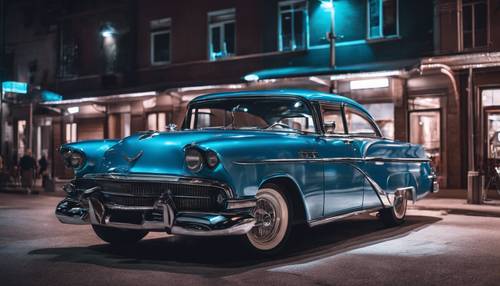 Klasyczny samochód pomalowany na błyszczący neonowy błękit pod światłami ulicznymi