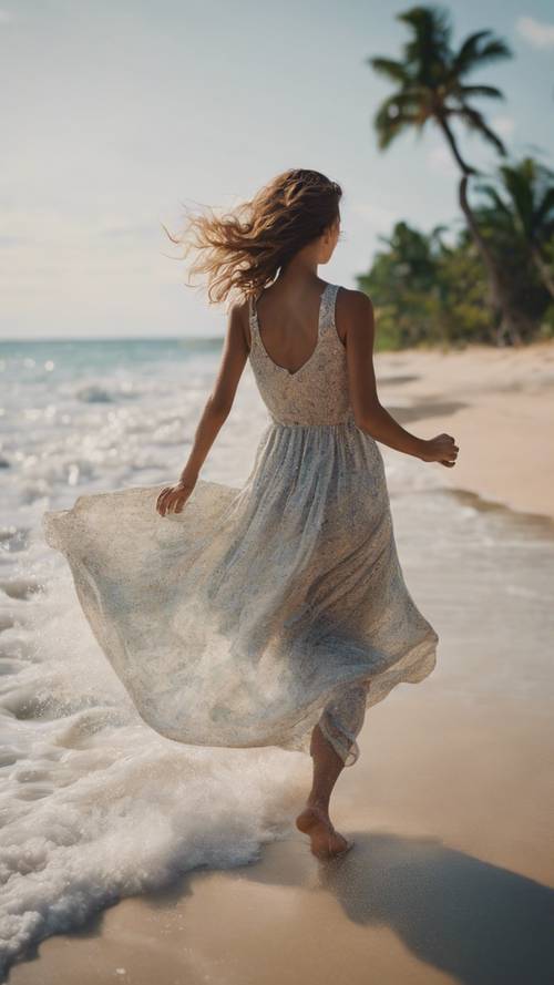 Una ragazza con un abito fluido che corre lungo il mare su una spiaggia tropicale.