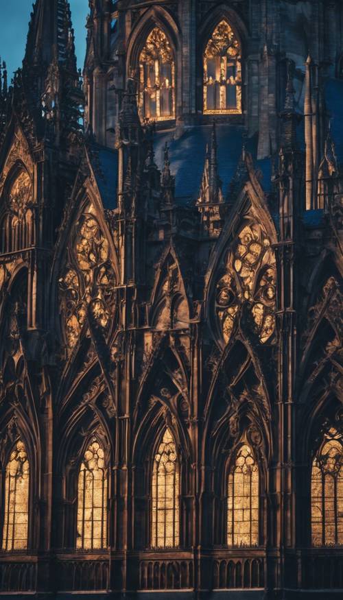 Fotografía arquitectónica de una catedral gótica de color azul oscuro al anochecer.