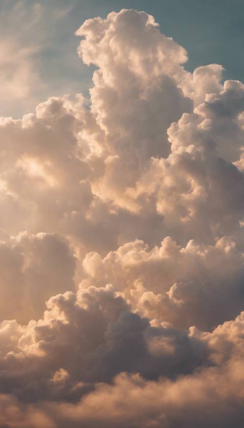 Um céu cheio de nuvens nimbo bege polvilhadas com a primeira luz da manhã.