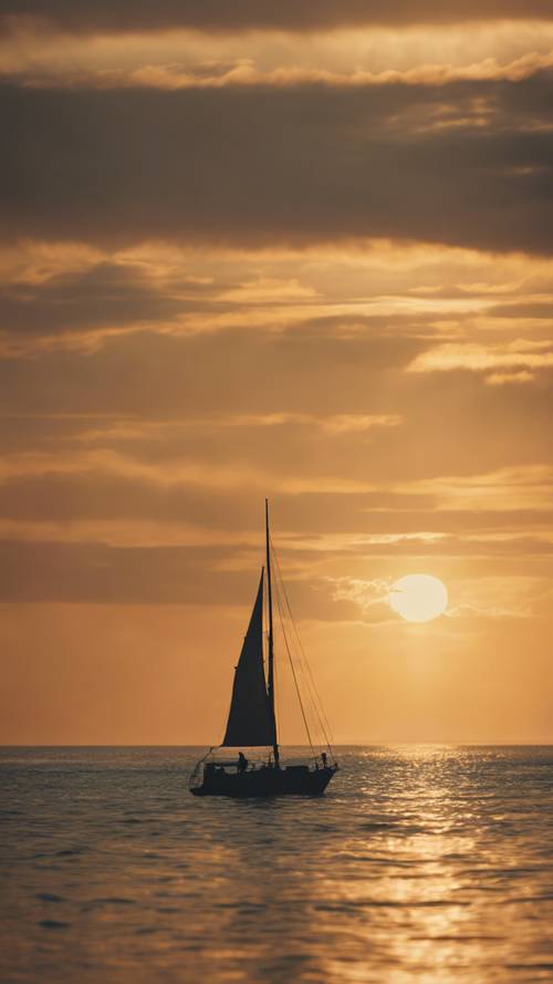 Um pôr do sol dourado sobre mar calmo com um barco à vela solitário ao longe.