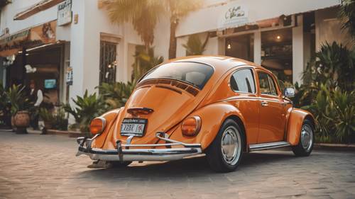 Y2K dönemine ait turuncu bir VW Beetle, çevresinde palmiye ağaçları bulunan bir kafenin önüne park edilmiş.