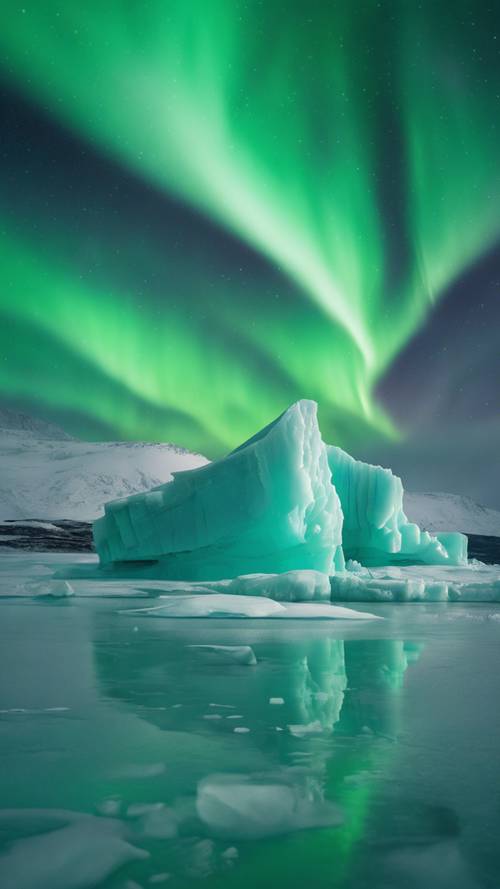 Widok na miętowo-zieloną górę lodową pod zorzą polarną.