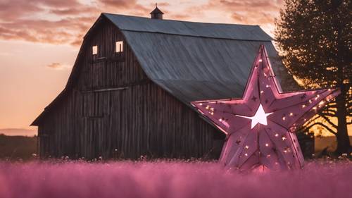 日落時分，一座古老的傳統穀倉，側面有一顆手工製作的木製粉紅色星星。
