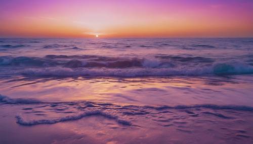 Spokojny ocean o zachodzie słońca, gdzie niebo i woda płynnie łączą się w odcienie błękitu i fioletu.