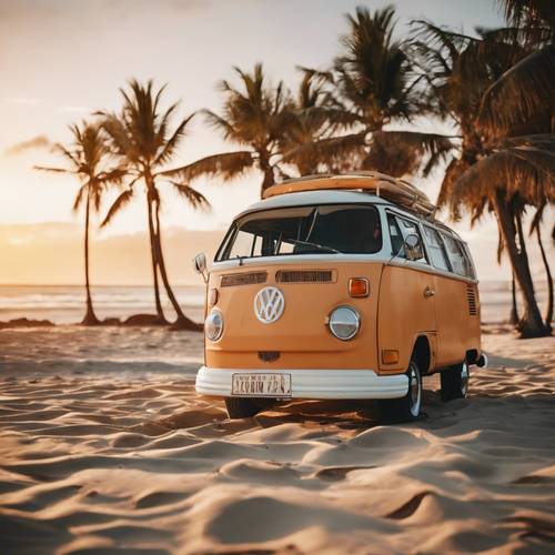 Gün batımında sahile park edilmiş eski bir VW otobüsü, üzerine yaslanmış bir sörf tahtasıyla.