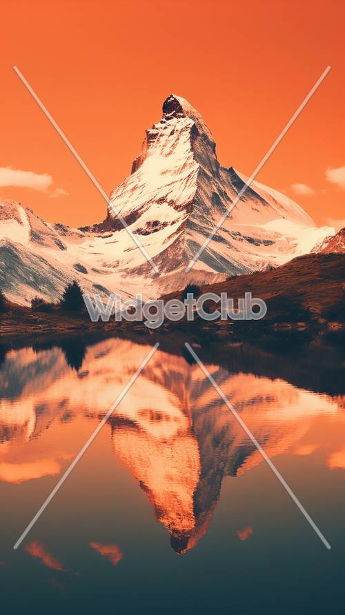 オレンジ色の湖に映る山の景色