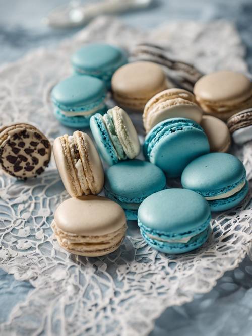 Macarons franceses azules dispuestos artísticamente sobre un antiguo mantel de encaje blanco.