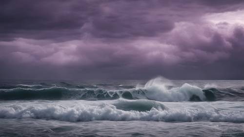 Спокойное море во время шторма с огромными серыми волнами и зловещим фиолетовым небом.