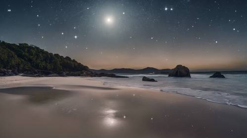 Pemandangan konstelasi Salib Selatan yang menakjubkan seperti yang terlihat dari pantai yang masih asli pada malam bulan purnama.