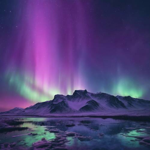 Захватывающий вид северного сияния, насыщающего ночное небо оттенками синего и фиолетового.