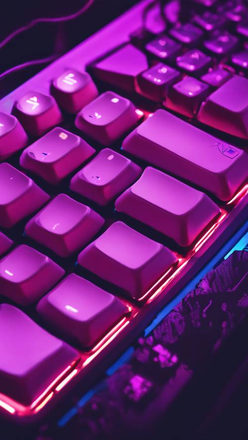 Karanlık bir odadaki neon mor arkadan aydınlatmalı oyun klavyesinin ayrıntılı yakın çekim görüntüsü.