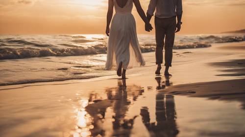 Güzel çift gün batımı sırasında kumsalda romantik bir yürüyüş yapıyor, el ele tutuşuyor ve kumda kalp şeklinde bir ayak izi bırakıyor.