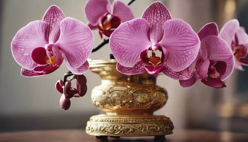 Une représentation réaliste d’une orchidée rose et dorée assise dans un vase antique.