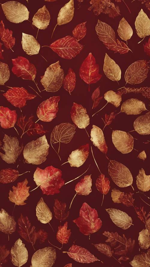 은은한 골드 액센트가 돋보이는 무성한 레드 벨벳 위에 떨어지는 가을 낙엽에서 영감을 받은 절묘한 패턴입니다.