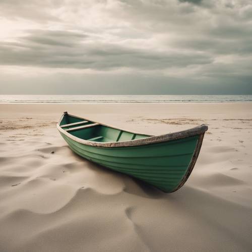 Une scène de plage minimaliste et maussade avec un petit bateau vert au milieu, entouré de vastes étendues d&#39;eau et de sable.