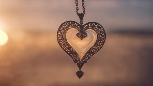 Un pendentif en forme de cœur qui brille dans la douce lumière du lever du soleil.