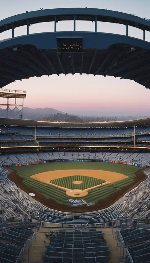 Una toma de gran angular de un Dodger Stadium vacío en Los Ángeles al atardecer.