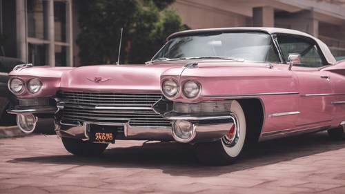Um Cadillac rosa vintage estacionado lado a lado com um moderno carro esportivo rosa.