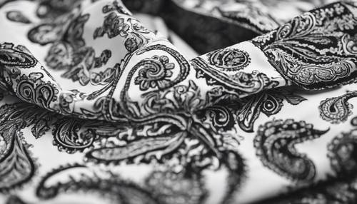 Nahaufnahme eines schwarz-weißen Hemdes mit Paisley-Aufdruck.