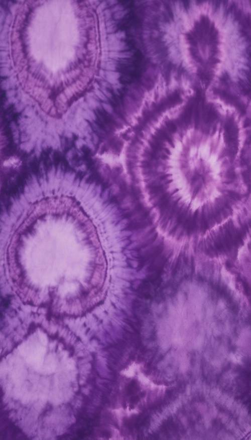 Zbliżenie wzoru tie-dye w różnych odcieniach fioletu.