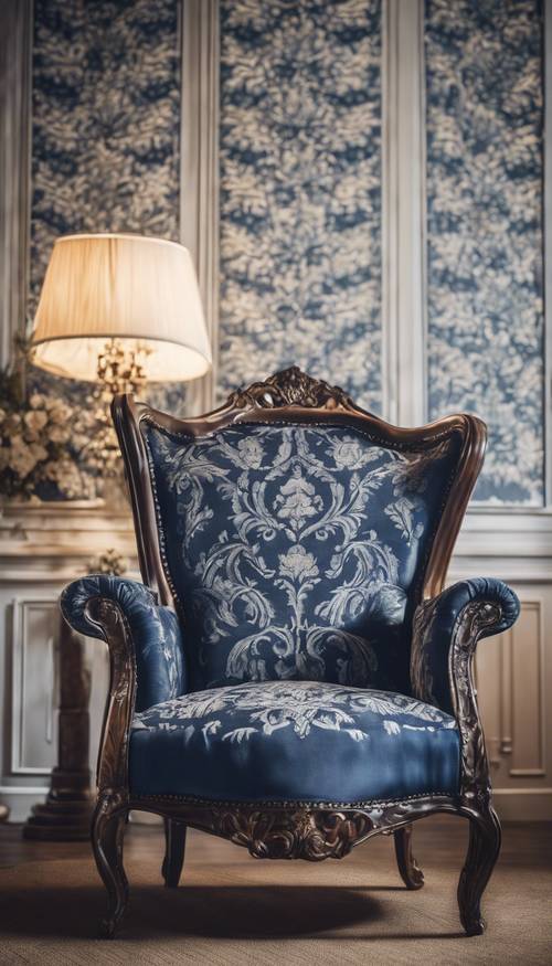 Cadeira estofada em damasco marinho em uma sala bem iluminada em estilo vintage.