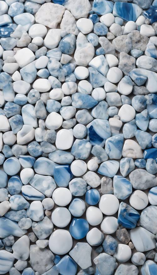 Sakin bir gökyüzünün özünü yakalayan karmaşık beyaz ve mavi mermer mozaik.