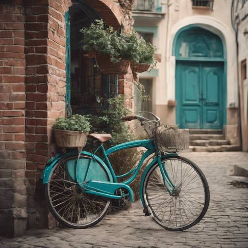 Traditioneller blaugrüner Backsteinhof in einer Altstadt, in der Nähe ein Vintage-Fahrrad geparkt.