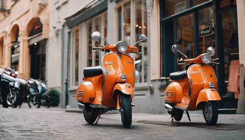 Eine orangefarbene Vespa, die vor einer Boutique für Preppy-Mode in einer geschäftigen Stadt geparkt ist.