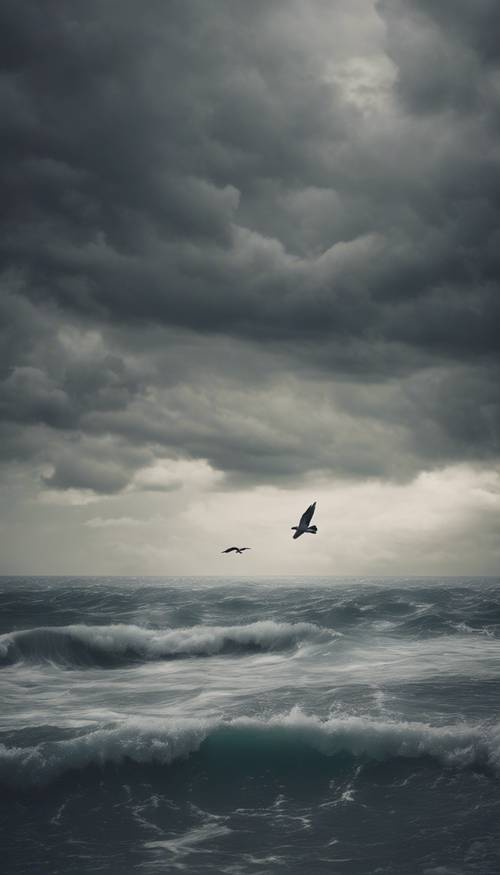 Un uccello solitario vola sullo sfondo di un mare in tempesta con nuvole scure che si accumulano.