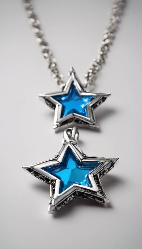 Un pendente blu metallizzato a forma di stella, appeso a una sottile catena d&#39;argento su uno sfondo bianco.