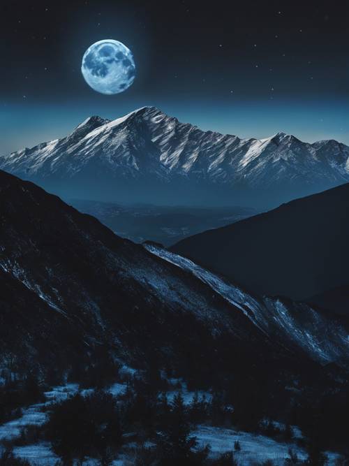 Una tranquila luna azul que ilumina la silueta negra de una serena cadena montañosa.