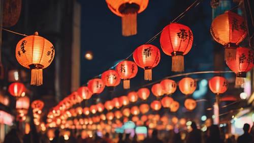 Una scena di una strada orientale piena di lanterne luminose che ondeggiano nella brezza notturna.