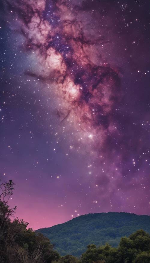 Một góc nhìn thiên văn về bầu trời chạng vạng màu tím đậm chứa đầy các thiên hà và một sao chổi lớn màu bạc đi qua.