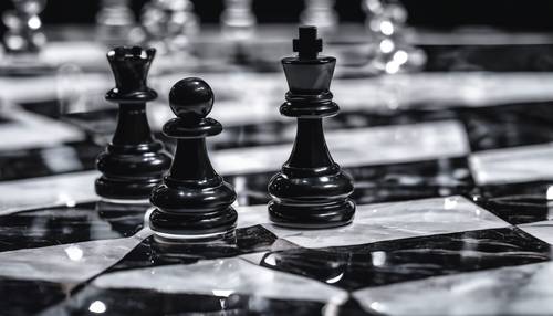 Un échiquier en marbre noir avec des lignes argentées et des pièces d&#39;échecs en cristal.
